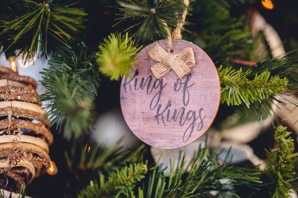 Ładny Drewniany Ozdoba Bożego Narodzenia Napisem Król Królów — Zdjęcie stockowe