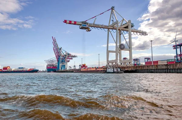 Een Containerhaven Aan Elbe Hamburg Met Een Wolkendek Achtergrond — Stockfoto