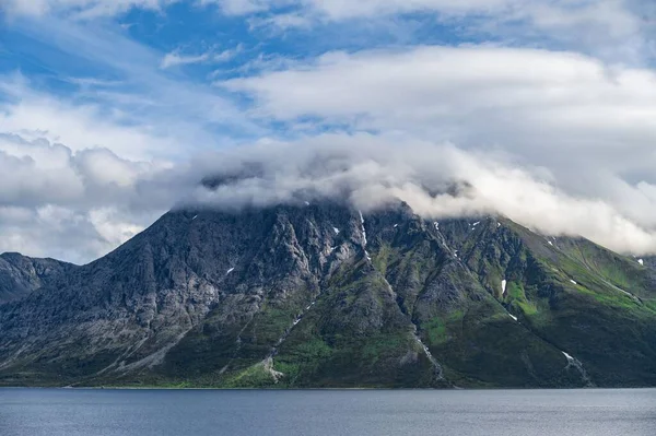 Malowniczy Widok Góry Pokrytej Chmurą — Zdjęcie stockowe