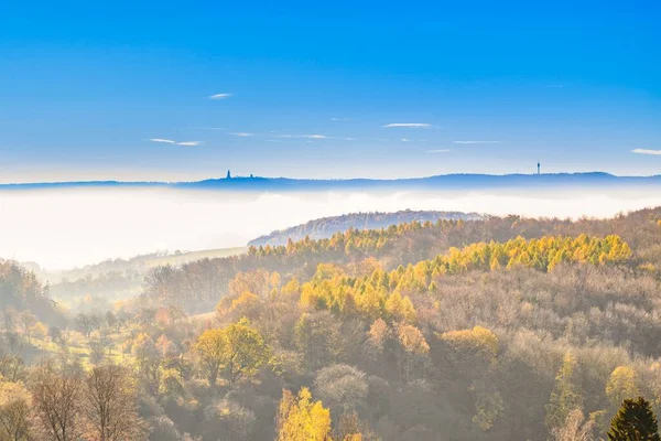 Μια Θέα Μιας Κοιλάδας Ομίχλη Και Ένα Δάσος Πολύχρωμα Φθινοπωρινά — Φωτογραφία Αρχείου