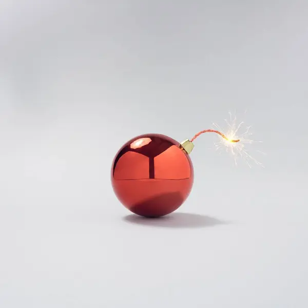 Ένα Κόκκινο Χριστουγεννιάτικο Μπιχλιμπίδι Βόμβα Λευκό Φόντο Νέο Έτος Έννοια — Φωτογραφία Αρχείου