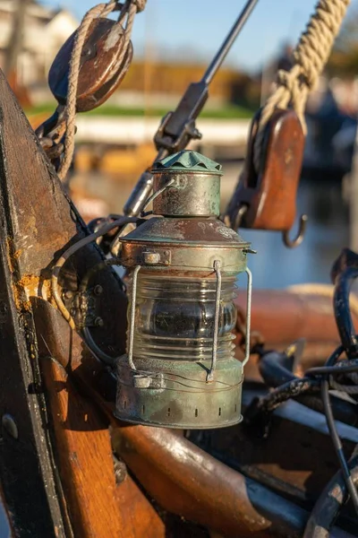 Eski Bir Teknede Aşınmış Bir Fenerin Dikey Görüntüsü — Stok fotoğraf