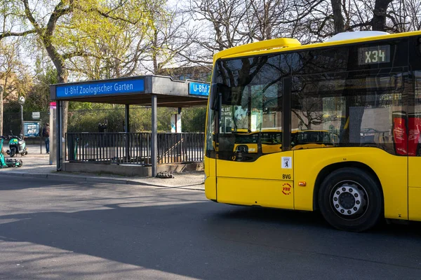 Żółty Autobus Przed Berlińskim Dworcem Autobusowym Zoologischer Garten Berlinie Niemcy — Zdjęcie stockowe