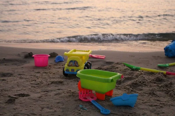 Plajdaki Plastik Oyuncakların Yakın Plan Çekimi — Stok fotoğraf