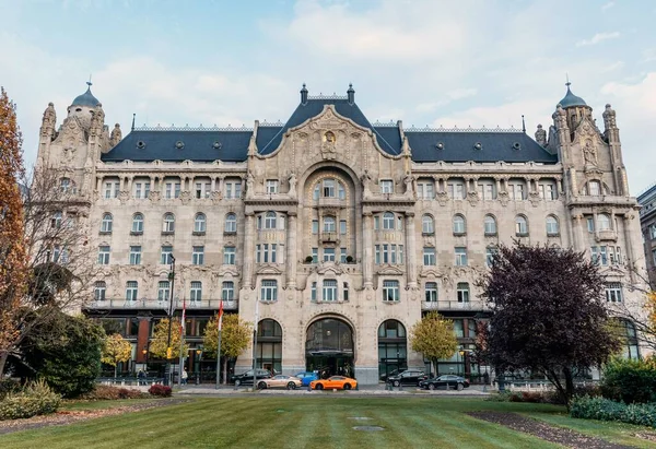 Four Seasons Hotel Gresham Palace Düşük Açılı Bir Görüntüsü Dışarıda — Stok fotoğraf