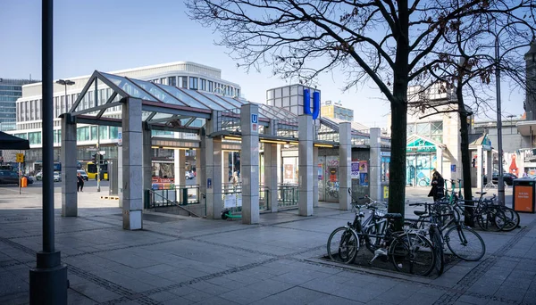 ドイツの公共交通機関の駅の入り口 複数の自転車が木の下に停まっている — ストック写真