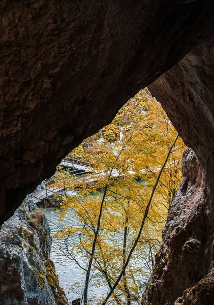 Vertikální Záběr Jeskyně Národním Parku Plitvická Jezera Chorvatsku Jezeře Žlutých — Stock fotografie