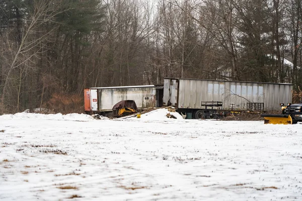 雪地里的一辆废弃拖车 背景是冬季树木 美国安赫斯特 — 图库照片