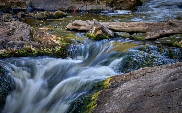 Uma Foto Cênica Fluxo Rio Rochoso Com Efeito Água Sedosa — Fotografia de Stock