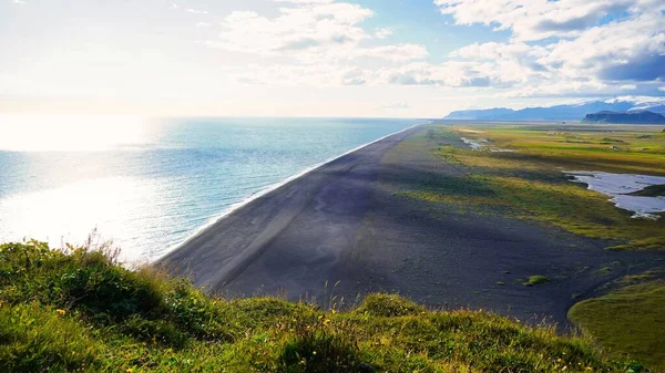 아이슬란드에서 해안선을 펼쳐져 초목들의 — 스톡 사진