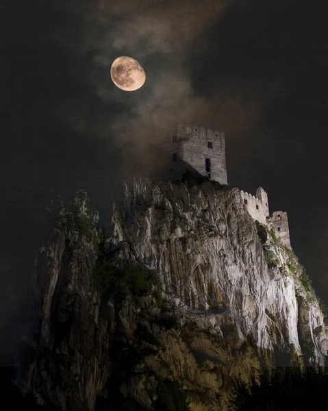 Ein Vertikaler Tiefpunkt Des Schlosses Von Rocca Calascio Bei Nacht — Stockfoto