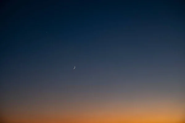 Céu Colorido Por Sol Com Crescente Lua — Fotografia de Stock