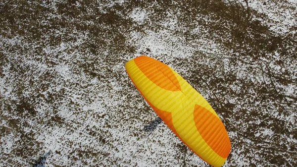 Gleitschirmflug Über Einer Schneewiese Tschechien — Stockfoto