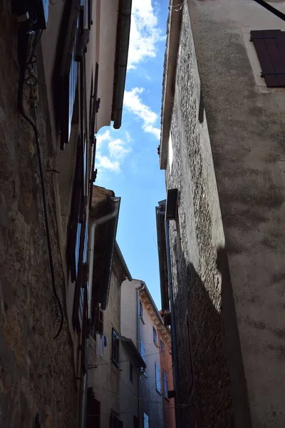 Mavi Gökyüzünün Altında Dar Bir Sokakta Eski Taş Evlerin Alçak — Stok fotoğraf