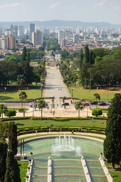 以圣保罗城市景观为背景的伊庇兰加博物馆花园和喷泉的高角景观 — 图库照片