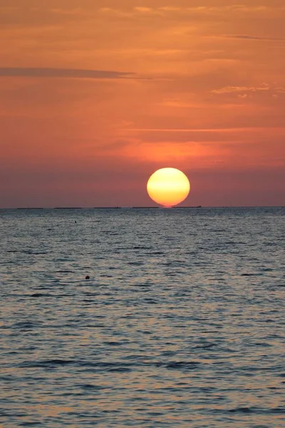 Μια Κάθετη Λήψη Του Ήλιου Δύει Πάνω Από Τον Ωκεανό — Φωτογραφία Αρχείου