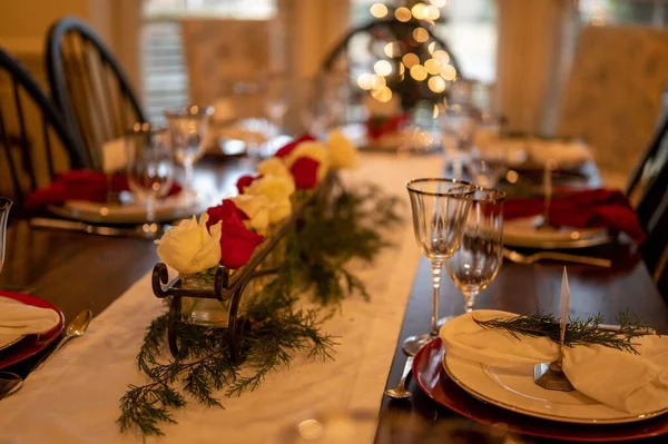 Eine Elegante Tischdekoration Mit Rosenmittelstück Vor Verschwommenem Hintergrund — Stockfoto