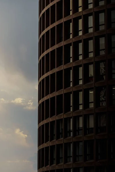 Una Vista Verticale Edificio Alto Con Forma Cilindrica Molte Finestre — Foto Stock