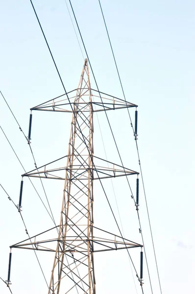 Vertikální Snímek Elektrické Věže Krajině Během Dne — Stock fotografie