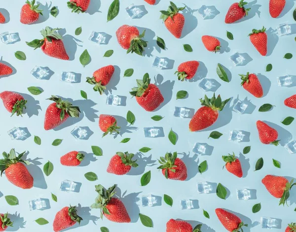 Das Muster Roter Erdbeeren Mit Eiswürfeln Auf Dem Hellblauen Hintergrund — Stockfoto