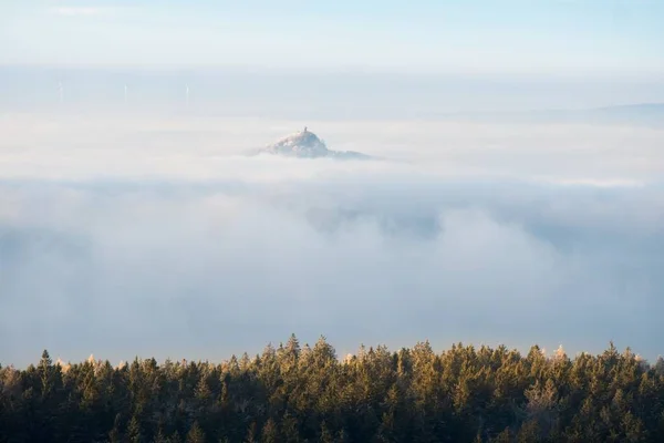 Flygbild Rauher Kulm Topp Täckt Fluffig Dimma Bakgrunden Grön Skog — Stockfoto