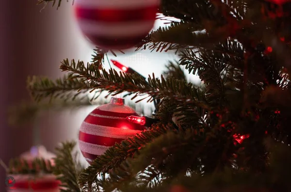 Een Nieuwjaarsboom Met Ornamenten — Stockfoto
