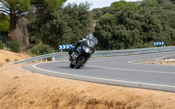 Чоловік Чорному Одязі Синій Шолом Їде Мотоциклі Тихою Вулицею — стокове фото