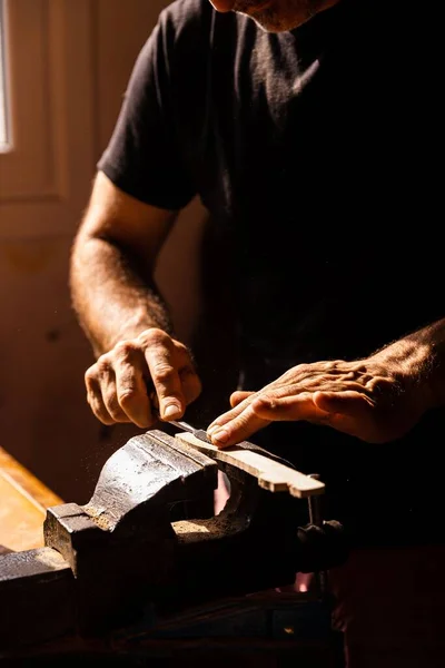 在阳光下用工具抚平一块木头的人的手的近视 手艺的概念 — 图库照片