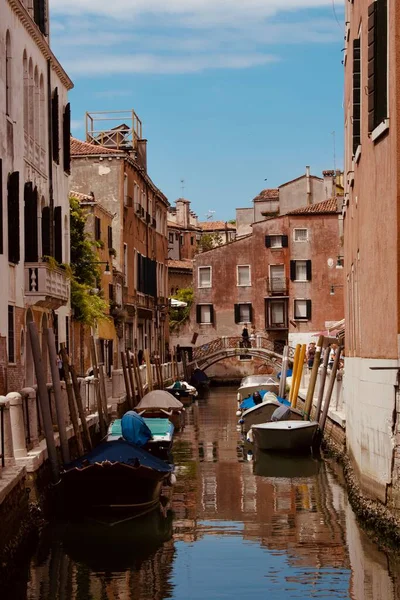 Small Side Channel Boats Red Buildings Small Bridge Venice Italy — Stock Photo, Image