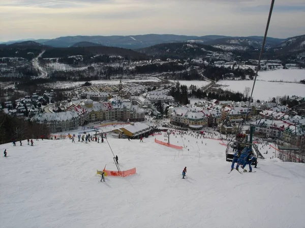 Een Luchtfoto Van Skiërs Mont Saint Sauveur Quebec Canada — Stockfoto