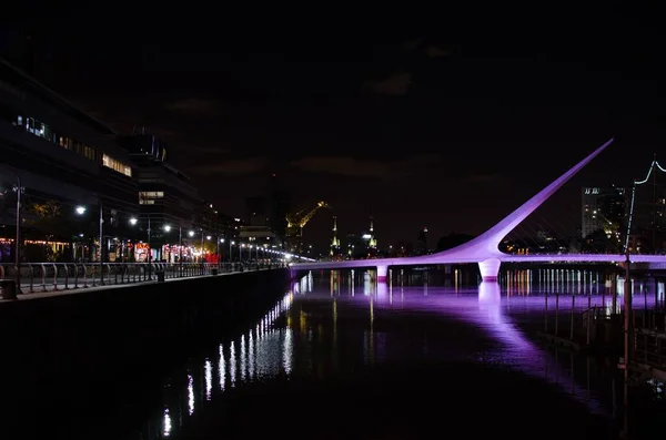阿根廷布宜诺斯艾利斯马德罗港商业区的妇女桥 夜间轮流行人桥 — 图库照片
