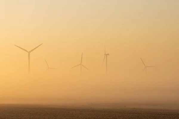 Las Turbinas Eólicas Luz Mañana Con Niebla Tierra —  Fotos de Stock