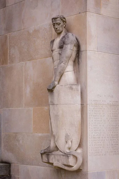 Eine Vertikale Aufnahme Einer Statue Eines Mannes Der Sich Gegen — Stockfoto