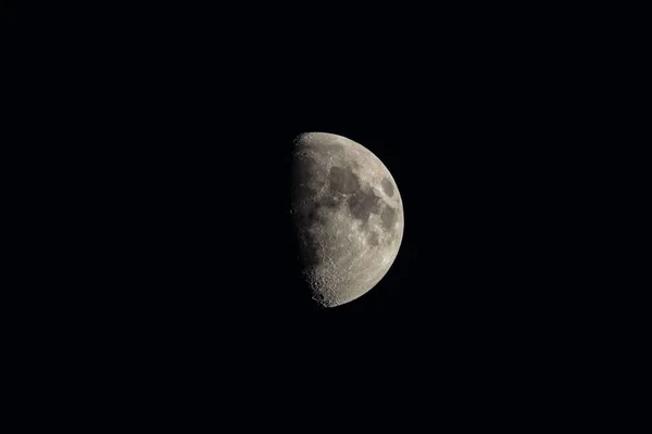 在黑暗的天空中 月亮成长的美丽景象 — 图库照片