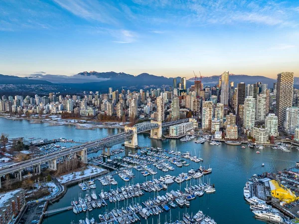 在加拿大美丽的温哥华市的空中拍摄 冬季有许多摩天大楼 — 图库照片