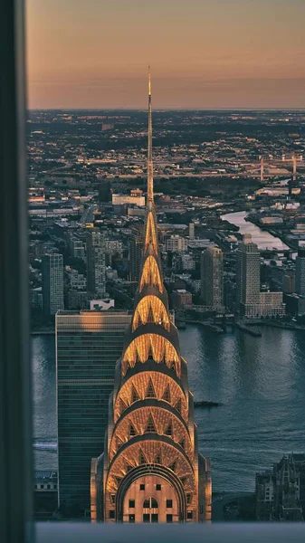 Pionowe Ujęcie Oświetlonego Budynku Chryslera Panoramy Nowego Jorku Tle — Zdjęcie stockowe