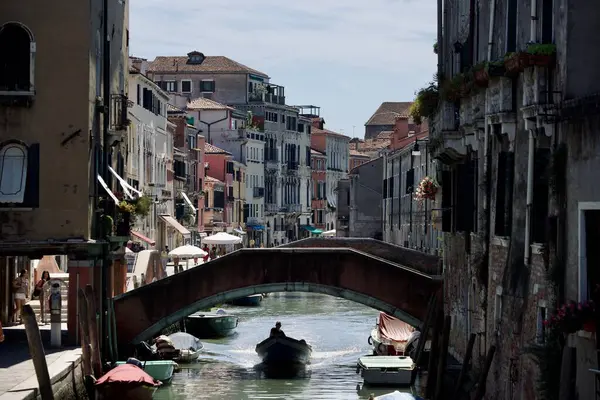 Mężczyzna Łodzi Pod Małym Mostem Nad Kanałem Wenecji Włochy — Zdjęcie stockowe