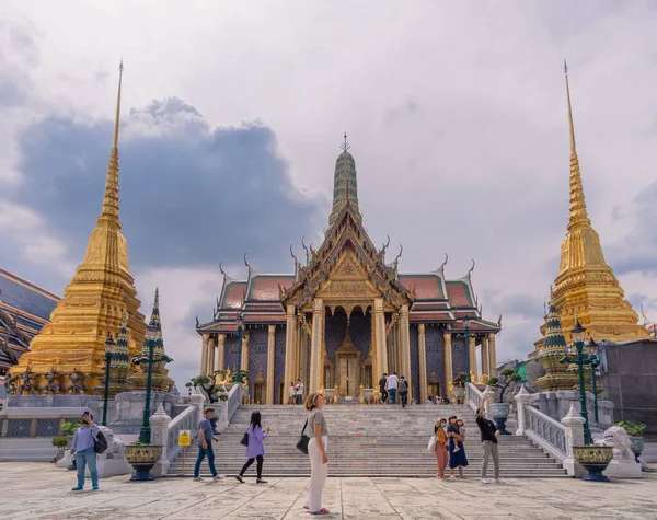 Tłum Ludzi Odwiedzających Świątynię Szmaragdowego Buddy Bangkoku Tajlandia — Zdjęcie stockowe