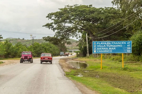 Una Señal Tráfico Cuba Indicando Distancia Los Siguientes Lugares Camino —  Fotos de Stock