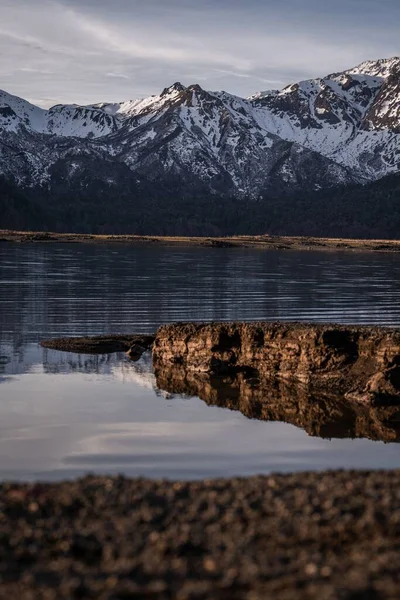 Вертикальный Снимок Снежной Горы Озере Высокогорье — стоковое фото