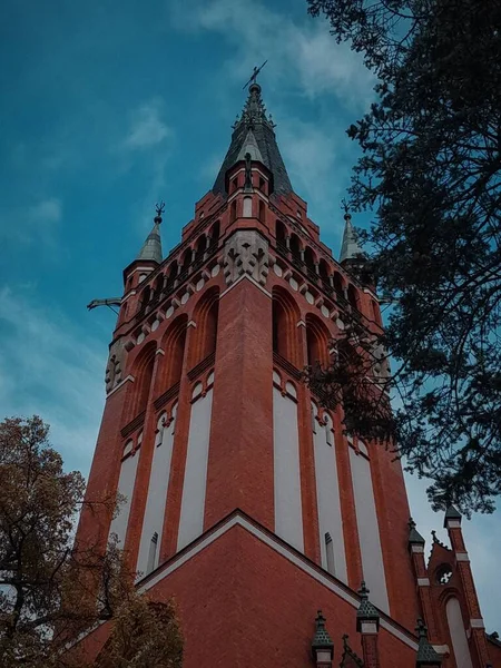 Polonya Nın Olsztyn Kentindeki Sacred Heart Kilisesi Nin Dikey Görüntüsü — Stok fotoğraf