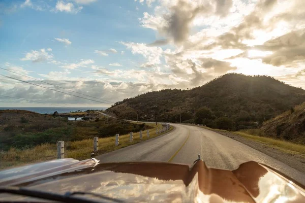 Ein Foto Eines Autos Das Bei Sonnenuntergang Auf Kurvenreichen Straßen — Stockfoto