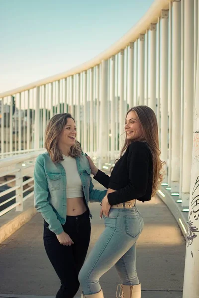 Duas Meninas Hispânicas Vestidas Com Roupas Casuais Sorrindo Posando Livre — Fotografia de Stock