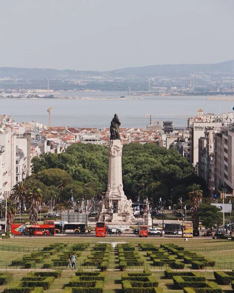Eine Vertikale Aufnahme Des Parks Eduardo Vii Lissabon Mit Der — Stockfoto