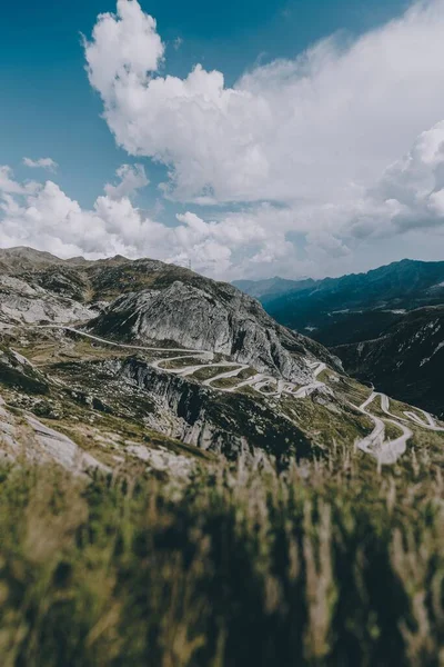 Uma Paisagem Vertical Bela Passagem Montanha Verde Gotthard Pass Nos — Fotografia de Stock