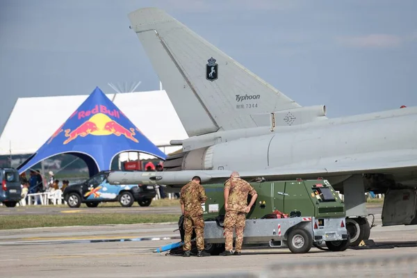 Dwóch Wojskowych Stojących Pobliżu Samolotu Tajfun Międzynarodowych Targach Lotniczych Bukareszcie — Zdjęcie stockowe
