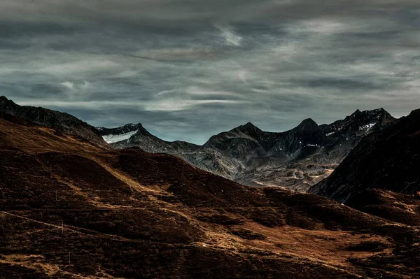 Zachwycający Krajobraz Skalistych Gór Ciemny Pochmurny Dzień — Zdjęcie stockowe