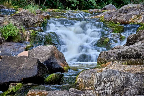 Kayalık Bir Nehrin Ipeksi Bir Etkisiyle Manzaralı Bir Görüntüsü — Stok fotoğraf