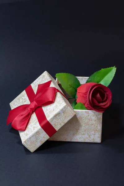 Вертикальный Снимок Белой Подарочной Коробки Красным Луком Розой Темно Синем — стоковое фото