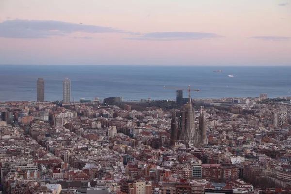 Sagrada Familia Kilisesi Barselona Şehrinin Arka Planda Deniz Olan Hava — Stok fotoğraf